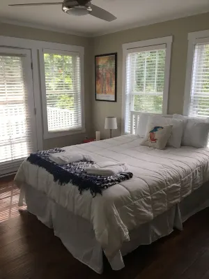 One hour & 15 minutes from Chicago!  Create family traditions at Big Red! 密西根市沙灘附近的飯店