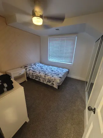 Waterfront with Boat Dock 1-Bedroom on Detroit River Canal. Good for 4 People