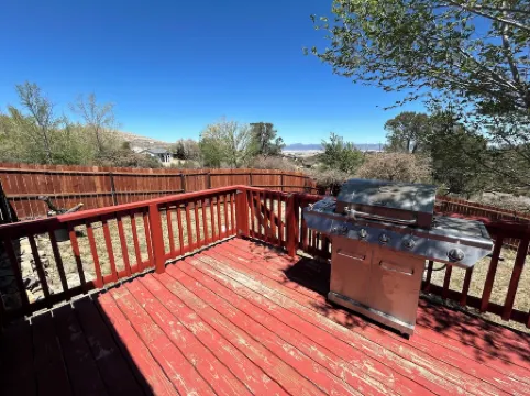 Cozy log cabin with stunning views, only 10 minutes from downtown Prescott.