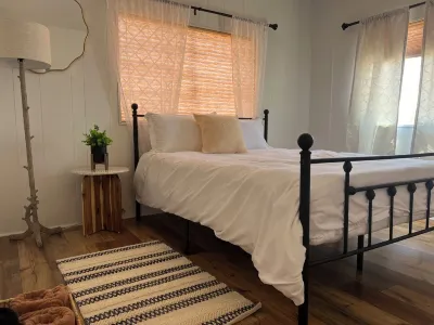 Lakeview, boat parking, enclosed yard, pets welcome, peaceful & safe culdesac Hotel in zona Star Nursery Garden Center