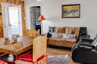 Charming 1-bedroom house in relaxing Alpine with WiFi, AC Hotels in Alpine