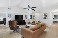 3-Bedroom House with Large Backyard and Deck, Hot Tub, Cold Plunge, Near Austin