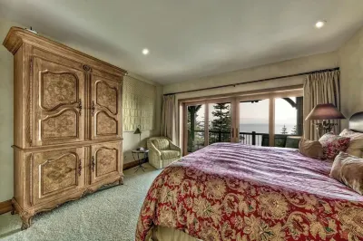 Lakefront with private pier and buoy Hôtels à proximité de : Observation Deck Heavenly Ski Resort