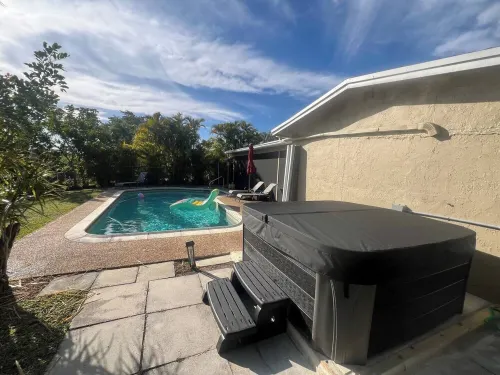 15Min from FLL airport/ with 8ft pool & NEW Jacuzzi Hot Tub