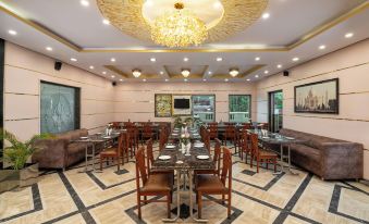 Foxoso Taj View Hotel