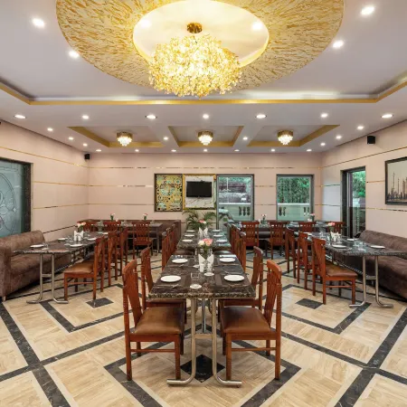 Foxoso Taj View Hotel