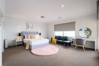 Luxury Waterfront Grand Villa in Melbourne Hotels near Williams Landing Railway Station