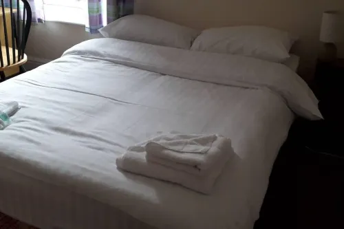 Grand 4-Bed Quasi Semi House in Manchester - Parking