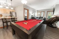 Spacious 3-Br Luxury Condo | Heated Pool + 3 Hot Tubs | Pool Table | Hm Theatre