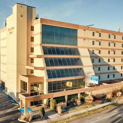The Atrium Resort, Virginia Beach by Vacatia ケープ・ヘンリー・ライトハウス周辺のホテル