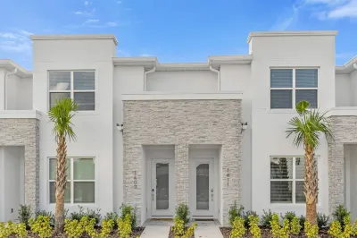Upstay - Modern Family Townhouse w Private Pool Hotels in Four Corners