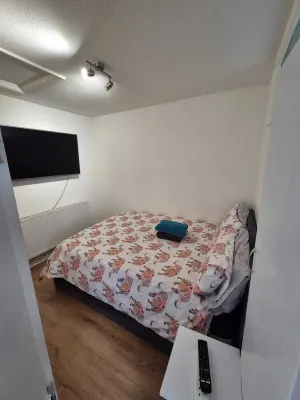 Enchanting Enfield Studio Free Parking Hotels near Tesco Superstore