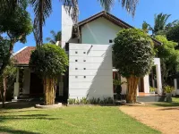 Cenreeza Airport Villa Hotels in Miriswatte