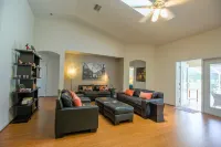 Spacious Modern Pool Home, Family & Golf Trips - 4727 4 Bedroom Home by RedAwning