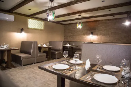 Отель De'Mar Отели рядом с достопримечательностью «Каба уулу Кожомкул»