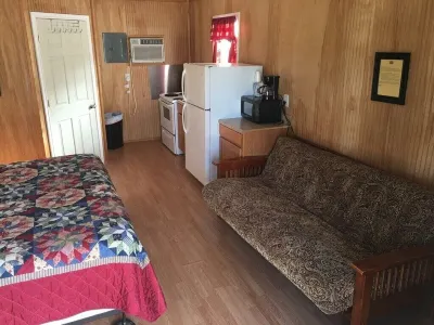 Whispering Creek Lodging & RV Resort Hotel di 