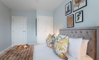 Elliot Oliver - Stylish 2 Bedroom Apartment with Parking in the Docks