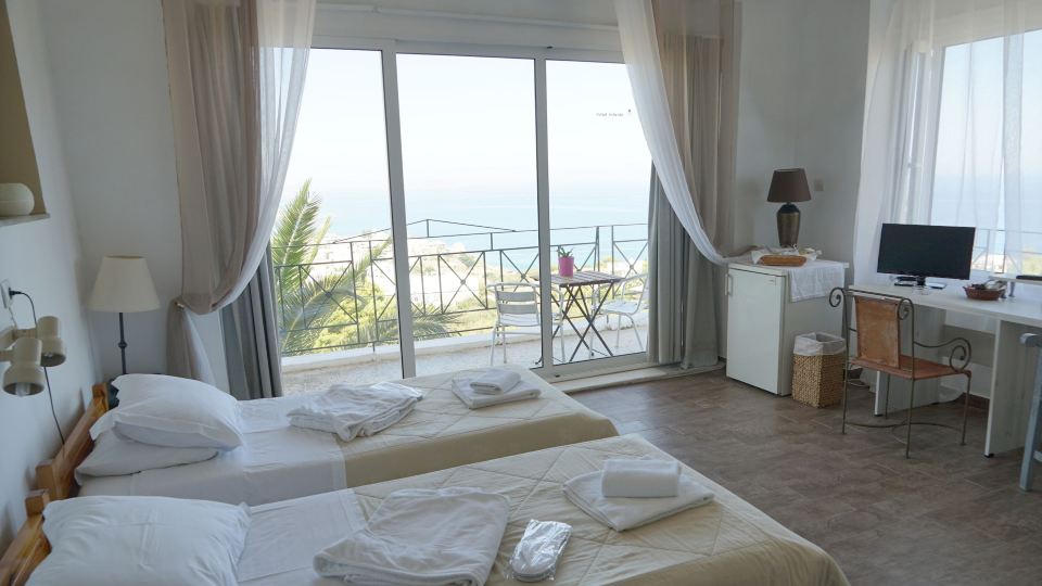 Akrotiri Hotel