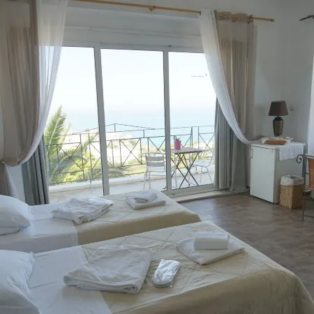 Akrotiri Hotel