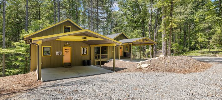 Backwoods Getaway Cozy Villa for 12 with Hot Tub Game Room 亨德森縣酒店