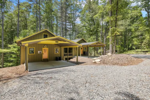 Backwoods Getaway Cozy Villa for 12 with Hot Tub Game Room - Homestays