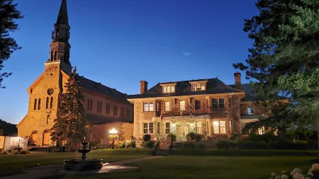 Manoir Chamberland (Adults Only, No Pets) Отели в г. Сент-Андре-Авеллен