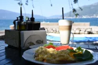Giraffe - breakfast
