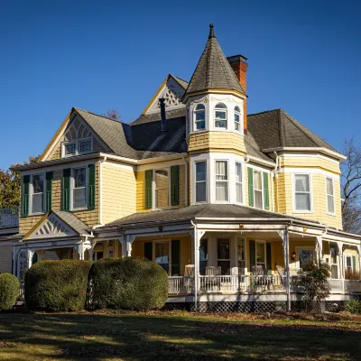 The Oaks Victorian Inn Hotels near Walmart Supercenter