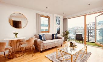Deluxe City Centre Apt Free Parking River View Balcony