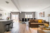 Globalstay. Waterfront 5Br Townhouse. Private Hot Tub, Gym, Sauna