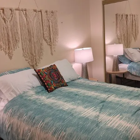 The Oasis: Guesthouse w/ Lush Shared Yard & Hot Tub- Great Location!