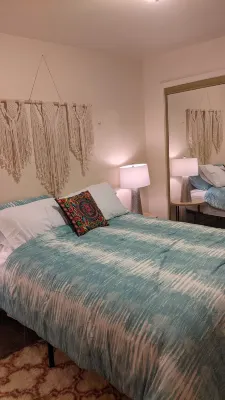 The Oasis: Guesthouse w/ Lush Shared Yard & Hot Tub- Great Location!
