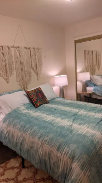 The Oasis: Guesthouse w/ Lush Shared Yard & Hot Tub- Great Location!