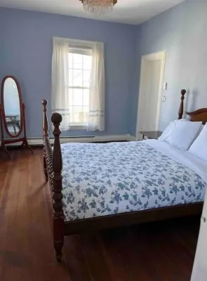 Spacious downtown Saco getaway!