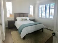 6 Blks from beach. Walking distance to restaurants, shops. Excellent location!
