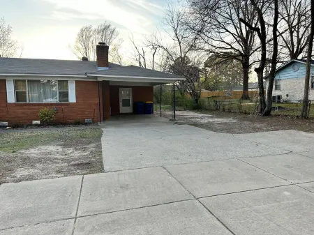 Charming old 3-bedroom house with WiFi, & central heat & air in central Cabot