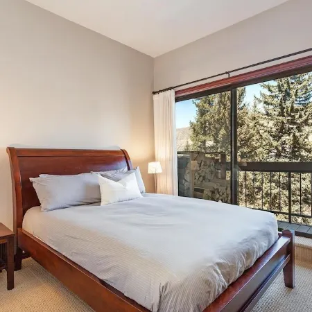 Riverfront 2BR2BA Condo. Sauna, Pool & Hot Tub. Minutes to Vail & Beaver Creek.
