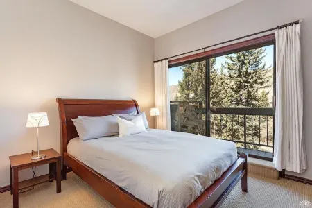 Riverfront 2BR2BA Condo. Sauna, Pool & Hot Tub. Minutes to Vail & Beaver Creek.