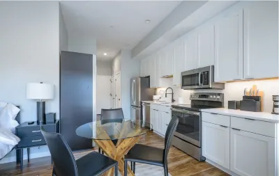 Stylish Studio with Private Deck - Charming Urban Retreat 듀퐁 써클 호텔