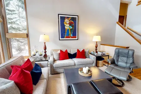 Ideal retreat with private hot tub, large deck, lofted layout & fast WiFi Отели в г. Игл-Вейл