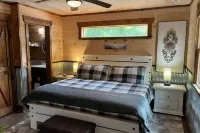 Charming Cabins with Hot Tubs and Game Area - Stunning Mountain Retreat