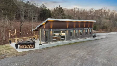 Luxury Retreat with Scenic Views and Cozy Design - Serene Getaway