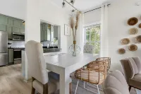 Private Porch and Stylish Living Spaces Await - Exquisite Haven Hotel a North Charleston