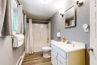Riverfront studio with river view, full kitchen, & free WiFi Hotels in Springfield