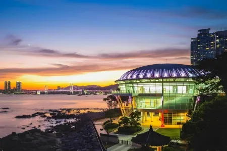 Haeundae Society Hotel Отели рядом с достопримечательностью «Nurimaru APEC House»