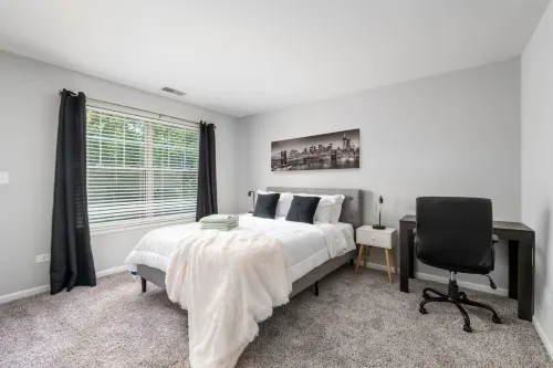 Modern Kitchen and Private Patio Escape - Spacious Tranquil Retreat Hotels in Gurnee