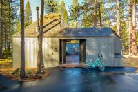 Dog-friendly home with private hot tub, fast WiFi, gas fireplace & SHARC passes Hotels in Sunriver