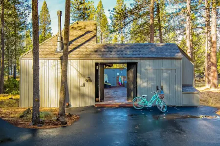 Dog-friendly home with private hot tub, fast WiFi, gas fireplace & SHARC passes Отели в г. Санривер