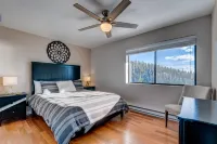 Three-story townhome with stunning Lake Tahoe view, 2 fireplaces & 2 balconies Hotels in Incline Village