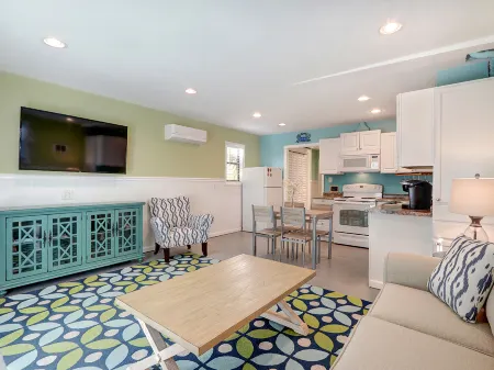 Exclusive Heated Pool and Beach Proximity - Stunning Escape